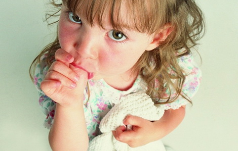 Как отучить ребенка сосать палец